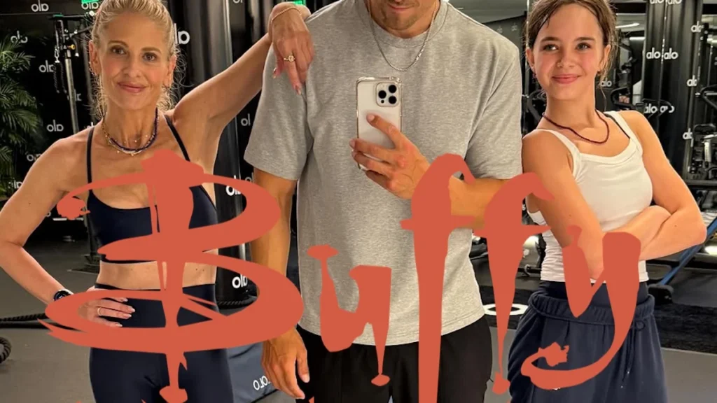 Trois personnes posent pour un selfie dans le miroir d'une salle de sport, avec des appareils d'exercice derrière elles. Le mot "Buffy" est écrit en gras sur l'image, ce qui donne un sérieux air de Sunnydale, comme une scène tout droit sortie de Buffy Contre Les Vampires sur Hulu.