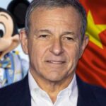 Un homme se tient devant un personnage de Mickey Mouse et un drapeau chinois, mettant en avant Disney en Chine et ses ambitions en matière d'investissement Disney.