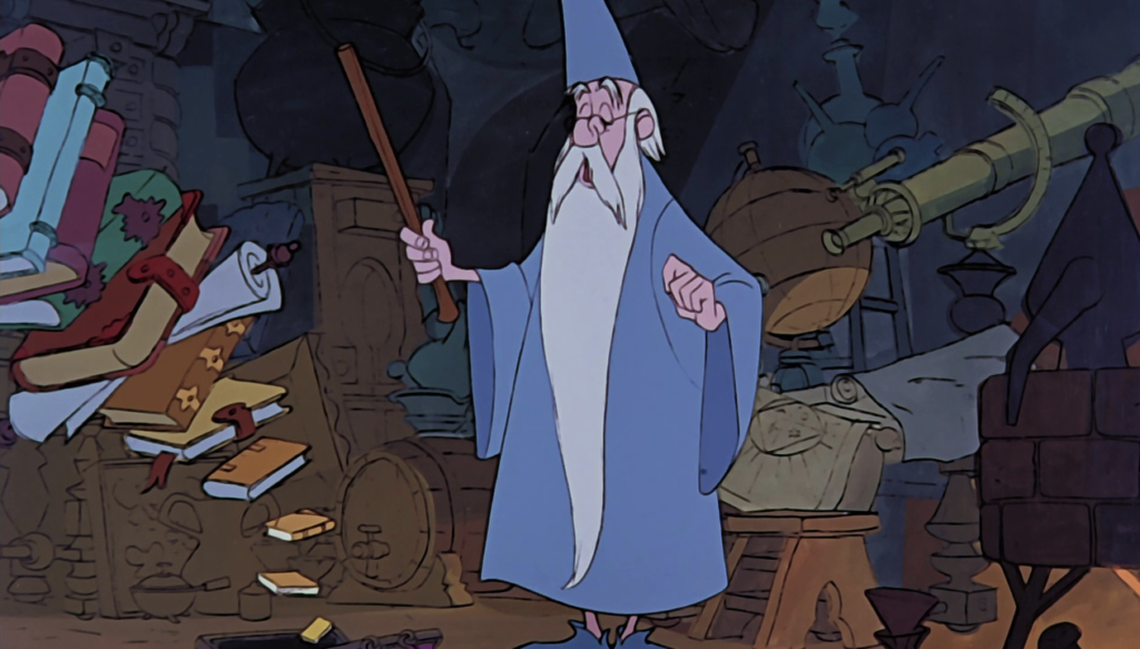 Un vieux sorcier en robe bleue et chapeau pointu tient une baguette, entouré de livres et de parchemins flottants dans un cabinet de travail magique - Merlin L'Enchanteur se préparant à sa prochaine sortie depuis le 25 décembre 1963, au milieu d'instruments scientifiques.