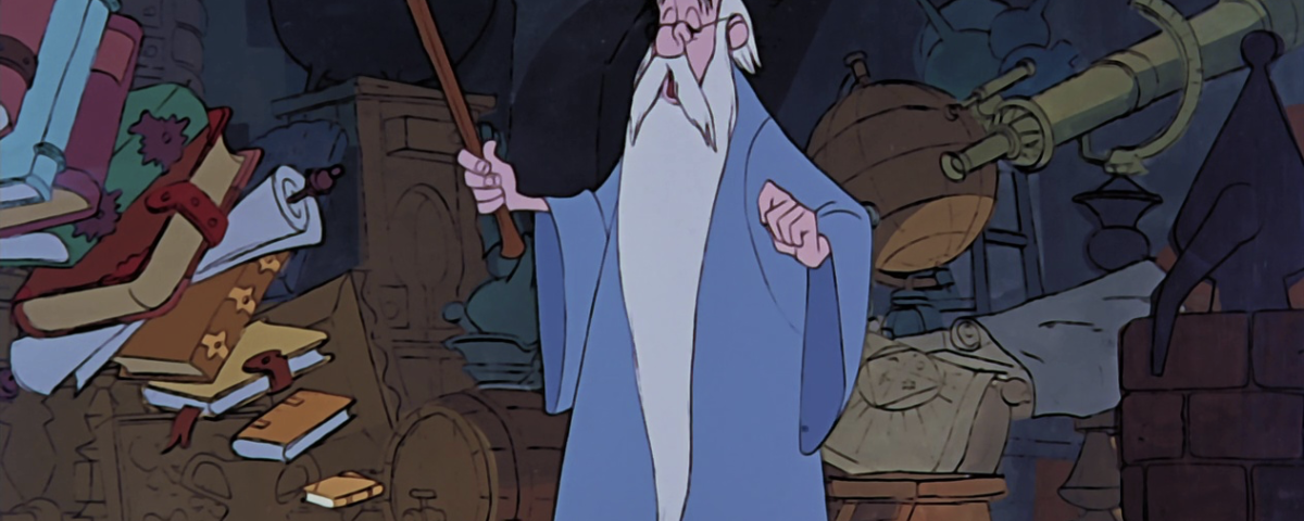 Un vieux sorcier en robe bleue et chapeau pointu tient une baguette, entouré de livres et de parchemins flottants dans un cabinet de travail magique - Merlin L'Enchanteur se préparant à sa prochaine sortie depuis le 25 décembre 1963, au milieu d'instruments scientifiques.
