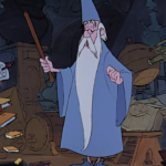 Un vieux sorcier en robe bleue et chapeau pointu tient une baguette, entouré de livres et de parchemins flottants dans un cabinet de travail magique - Merlin L'Enchanteur se préparant à sa prochaine sortie depuis le 25 décembre 1963, au milieu d'instruments scientifiques.