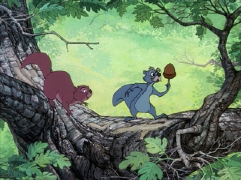 Deux écureuils animés, l'un bleu tenant un gland et l'autre brun, se tiennent sur une grande branche d'arbre entourée de feuilles vertes dans une scène de Merlin L'Enchanteur, sortie le 25 Décembre 1963.
