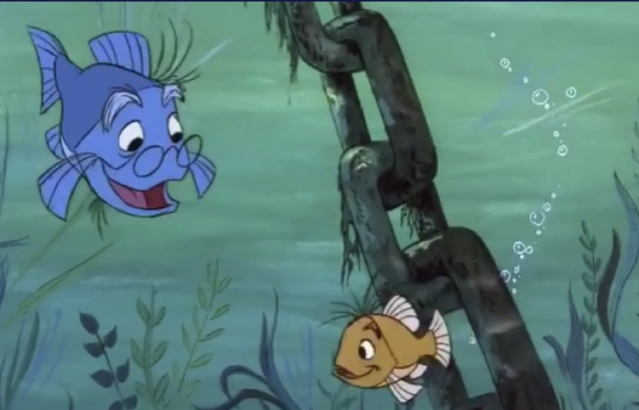 Deux poissons animés sont sous l'eau près d'une grande chaîne rouillée entourée de plantes ; le poisson bleu avec ses lunettes et ses moustaches ressemble à Merlin L'Enchanteur, tandis que le poisson jaune regarde vers le haut - comme dans une scène de Sortie, 25 Décembre 1963.