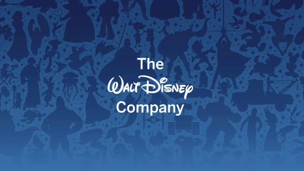 Le logo de la Walt Disney Company est centré sur un fond bleu avec diverses silhouettes de personnages Disney en arrière-plan, reflétant la Stratégie Gagnante de Disney sous la direction de Bob Iger.
