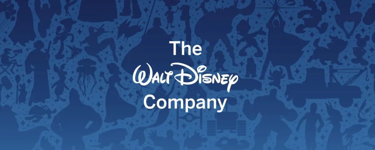 Le logo de la Walt Disney Company est centré sur un fond bleu avec diverses silhouettes de personnages Disney en arrière-plan, reflétant la Stratégie Gagnante de Disney sous la direction de Bob Iger.