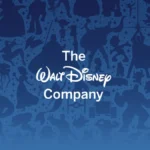 Le logo de la Walt Disney Company est centré sur un fond bleu avec diverses silhouettes de personnages Disney en arrière-plan, reflétant la Stratégie Gagnante de Disney sous la direction de Bob Iger.