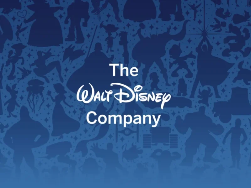 Le logo de la Walt Disney Company est centré sur un fond bleu avec diverses silhouettes de personnages Disney en arrière-plan, reflétant la Stratégie Gagnante de Disney sous la direction de Bob Iger.