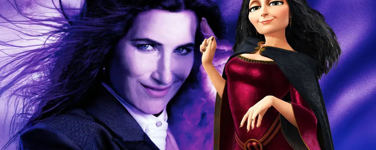 Une femme aux longs cheveux noirs et à l'expression malicieuse - rappelant Mère Gothel dans un Raiponce en prise de vue réelle - se tient derrière un personnage animé vêtu d'une robe rouge et d'une cape noire, tous deux levant un doigt dans la même pose ludique.