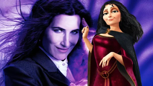 Une femme aux longs cheveux noirs et à l'expression malicieuse - rappelant Mère Gothel dans un Raiponce en prise de vue réelle - se tient derrière un personnage animé vêtu d'une robe rouge et d'une cape noire, tous deux levant un doigt dans la même pose ludique.