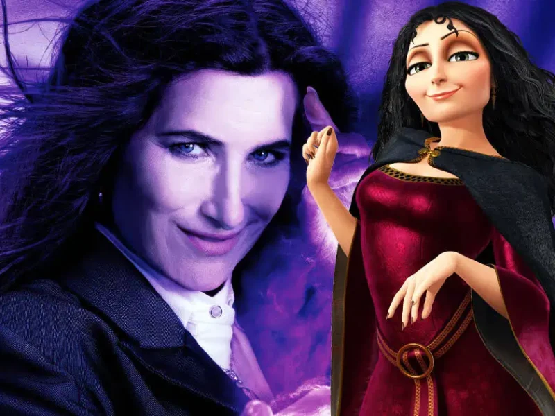 Une femme aux longs cheveux noirs et à l'expression malicieuse - rappelant Mère Gothel dans un Raiponce en prise de vue réelle - se tient derrière un personnage animé vêtu d'une robe rouge et d'une cape noire, tous deux levant un doigt dans la même pose ludique.