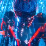 Une figure humanoïde futuriste aux accents rouge et bleu se tient dans un environnement numérique rempli de données flottantes et de néons, évoquant la saga Tron et le prochain Tron Ares sur Disney+.