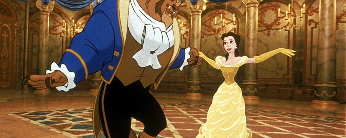 Scène animée rappelant les contes de fées, mettant en scène un fauve en costume bleu dansant avec une femme en robe jaune dans une grande salle de bal, inspirée des adaptations des films classiques de Disney.