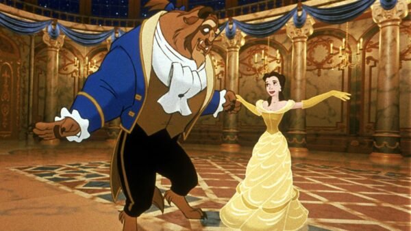 Scène animée rappelant les contes de fées, mettant en scène un fauve en costume bleu dansant avec une femme en robe jaune dans une grande salle de bal, inspirée des adaptations des films classiques de Disney.