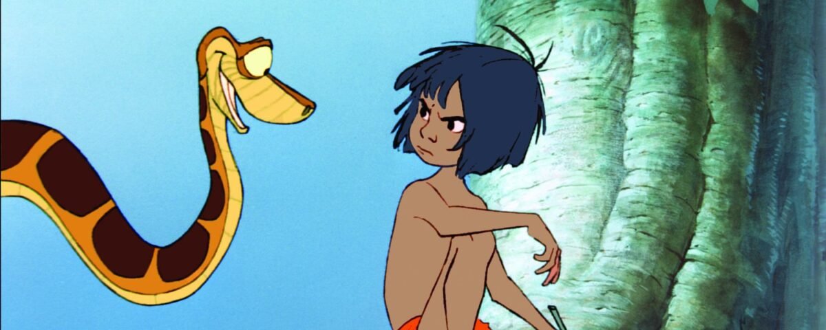 Un jeune garçon aux cheveux noirs et au short orange est assis sur une branche d'arbre, tenant un bâton, face à un grand serpent jaune et brun. La lumière du soleil filtre à travers les feuilles, évoquant la magie de Disney et célébrant la diversité de la nature.