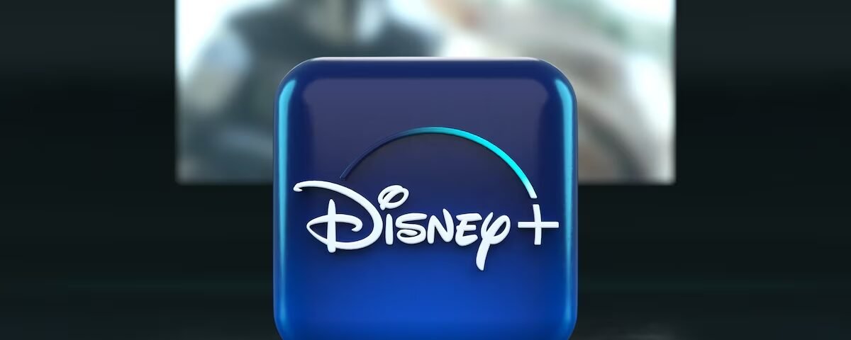 Une icône bleue du logo Disney+ apparaît au premier plan, soulignant la présence de Disney dans le domaine de la diffusion en continu, avec une scène floue d'une émission de télévision ou d'un film visible sur un écran à l'arrière-plan.