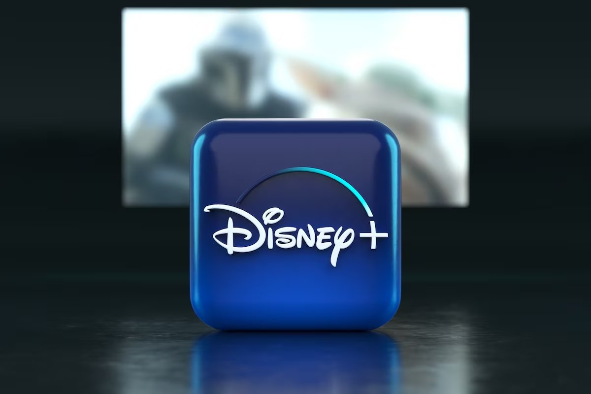 Une icône bleue du logo Disney+ apparaît au premier plan, soulignant la présence de Disney dans le domaine de la diffusion en continu, avec une scène floue d'une émission de télévision ou d'un film visible sur un écran à l'arrière-plan.