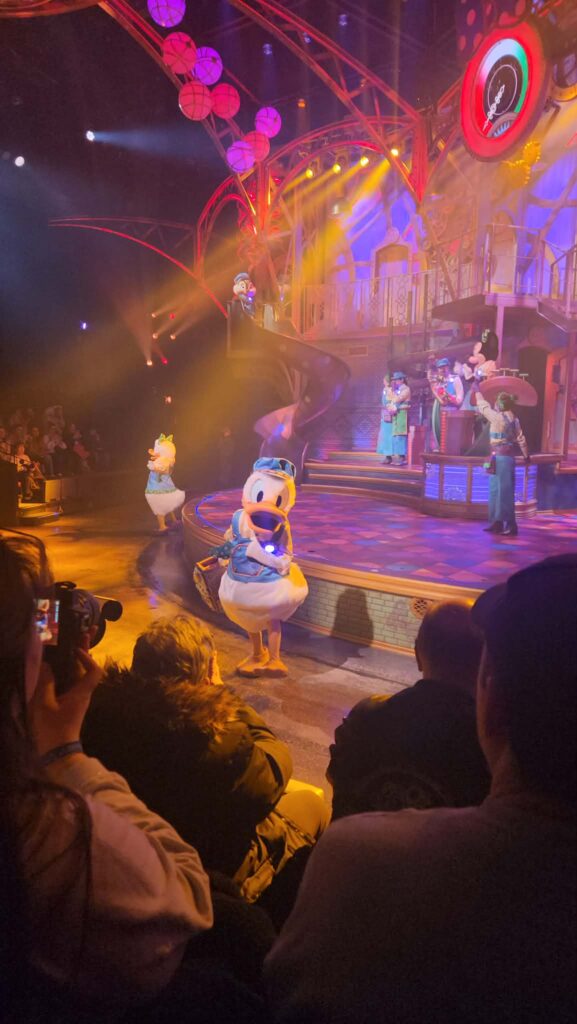 Donald Duck, Minnie et d'autres personnages de Disney illuminent la scène de la Fabrique des Rêves, éblouissant le public lors de ce spectaculaire spectacle théâtral de Disneyland Paris.