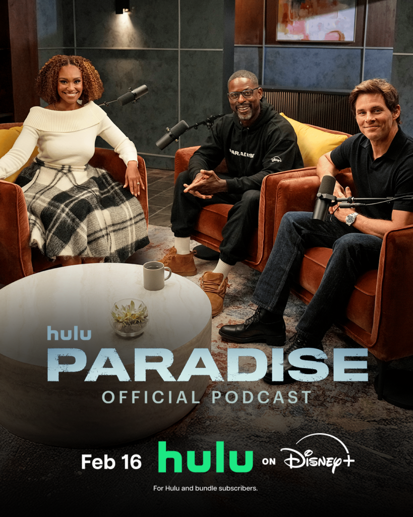 Trois personnes sont assises dans des fauteuils avec des microphones devant elles sur le plateau du podcast officiel faisant la promotion de "Paradise" Disney+, avec les informations de sortie pour Hulu et Disney+ indiquées ci-dessous.
