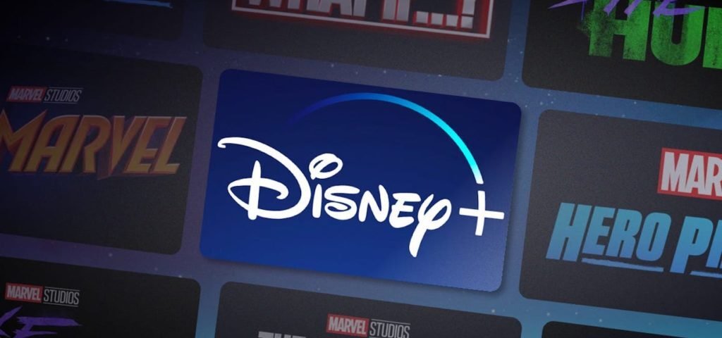 Le logo Disney+ est centré sur un fond bleu, entouré de divers titres de films des Marvel Studios, soulignant la disponibilité de la technologie Dolby Vision en Europe.