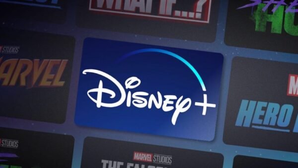 Le logo Disney+ est centré sur un fond bleu, entouré de divers titres de films des Marvel Studios, soulignant la disponibilité de la technologie Dolby Vision en Europe.