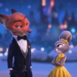 Un renard animé en smoking et un lapin en robe jaune se tiennent côte à côte avec un château flou en arrière-plan la nuit, capturant la magie caractéristique de Disney qui promet une excitation mondiale au box-office pour 2026.