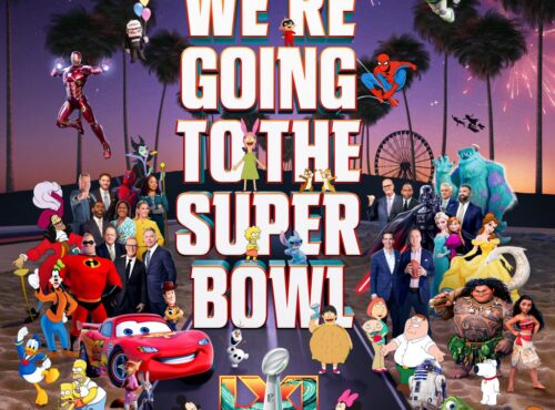Divers personnages de Disney, Marvel, Pixar et Star Wars, ainsi que des personnalités d'ESPN et d'ABC, se rassemblent autour d'un texte en gras annonçant "We're Going to the Super Bowl !" (Nous allons au Super Bowl) à Los Angeles, 2022.