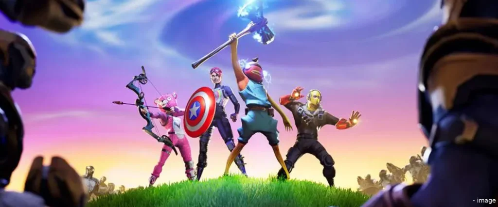 Quatre personnages de Disney X Fortnite en costumes colorés posent héroïquement sur une colline herbeuse, avec pour toile de fond un ciel stylisé et des figures robotiques - une scène épique de l'Univers Révolutionnaire 2027 dans Disney X Fortnite.