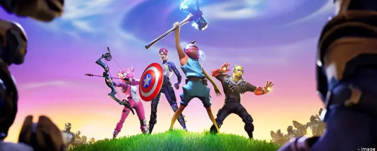 Quatre personnages de Disney X Fortnite en costumes colorés posent héroïquement sur une colline herbeuse, avec pour toile de fond un ciel stylisé et des figures robotiques - une scène épique de l'Univers Révolutionnaire 2027 dans Disney X Fortnite.