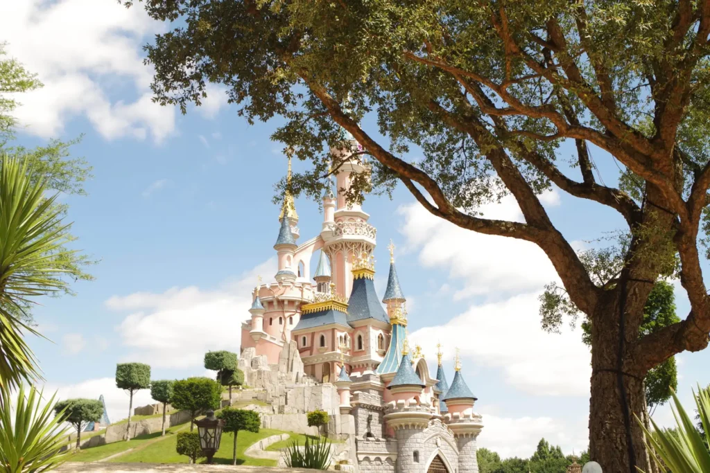 Disneyland Paris Explose Les Compteurs : Résultat Net Triplé À 260 M€ En 2025 Avec Ca Record De 2,68 Milliards