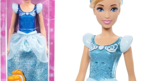 Mattel Princesses Disney Poupée Cendrillon articulée avec tenue scintillante et accessoires dont chaussures et diadème, Jouet Enfant, Dès 3 ans, HLW06