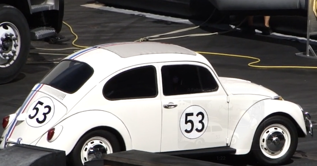 Une coccinelle Volkswagen vintage blanche portant le numéro 53 sur les côtés et le capot est garée sur une surface pavée, rappelant les souvenirs du Moteurs Action Stunt Show avant sa fermeture le 13 mars 2020.