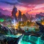 Un paysage fantastique vibrant avec des bassins lumineux, des rochers déchiquetés et un château lointain au sommet d'un pic, inspiré de Disney Villains Land, s'anime avec un éclairage coloré sous un ciel de coucher de soleil dramatique.