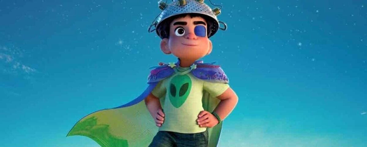 Un enfant animé porte avec assurance un costume d'extraterrestre fait maison - une cape verte, un casque en forme de passoire et un cache-œil - sous un ciel étoilé, capturant ainsi l'esprit fantaisiste des films Pixar comme Elio et la narration imaginative de Pete Docter.
