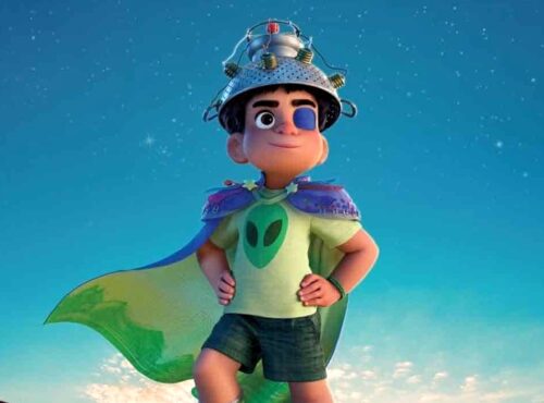 Un enfant animé porte avec assurance un costume d'extraterrestre fait maison - une cape verte, un casque en forme de passoire et un cache-œil - sous un ciel étoilé, capturant ainsi l'esprit fantaisiste des films Pixar comme Elio et la narration imaginative de Pete Docter.