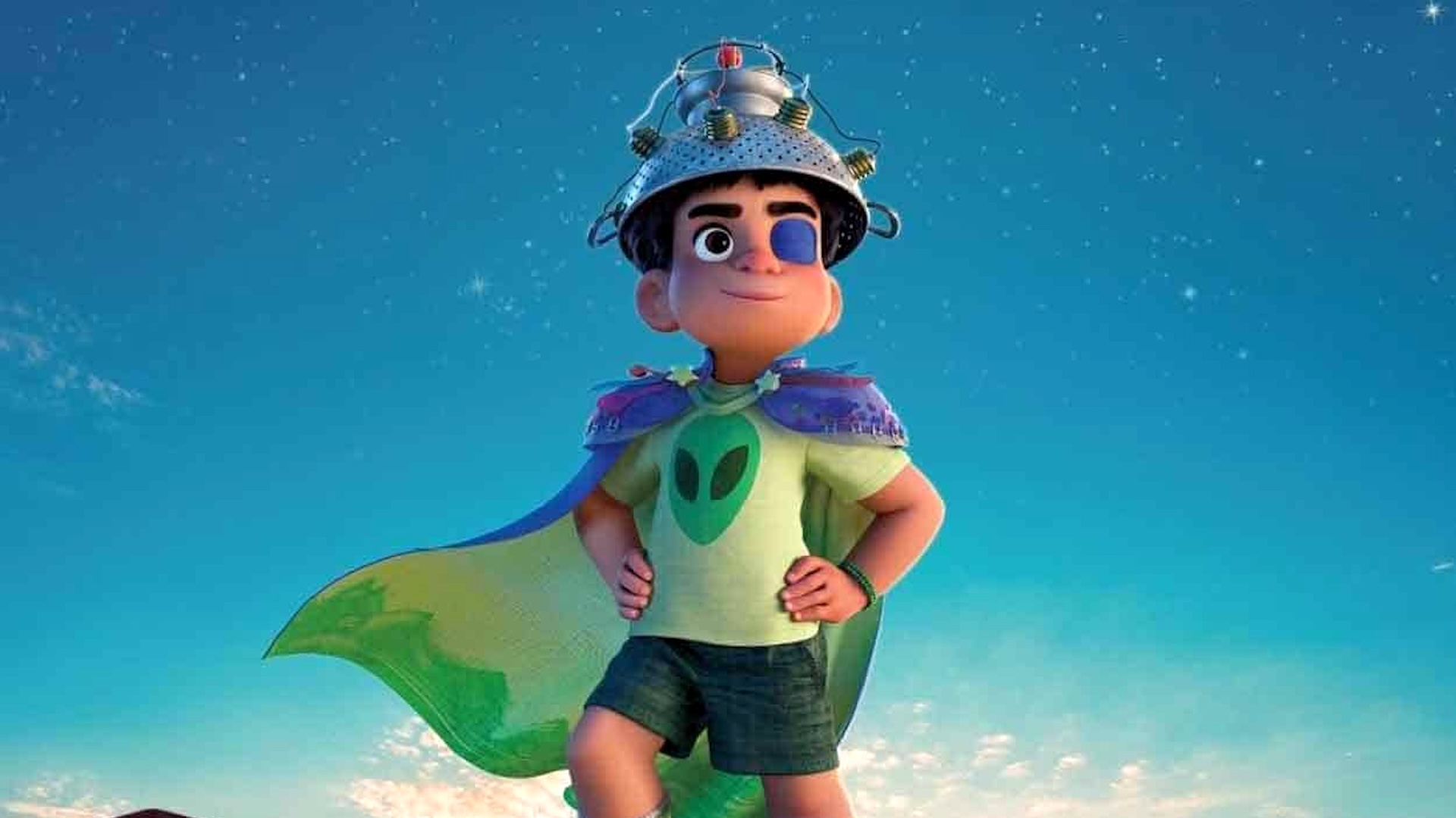 Un enfant animé porte avec assurance un costume d'extraterrestre fait maison - une cape verte, un casque en forme de passoire et un cache-œil - sous un ciel étoilé, capturant ainsi l'esprit fantaisiste des films Pixar comme Elio et la narration imaginative de Pete Docter.