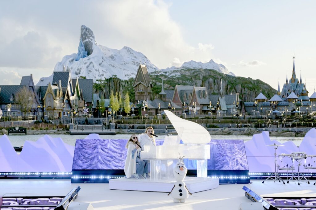 DisneylandParis DisneyAdventureWorld Inauguration Santa Make A Wish Kid Olaf Horizontal