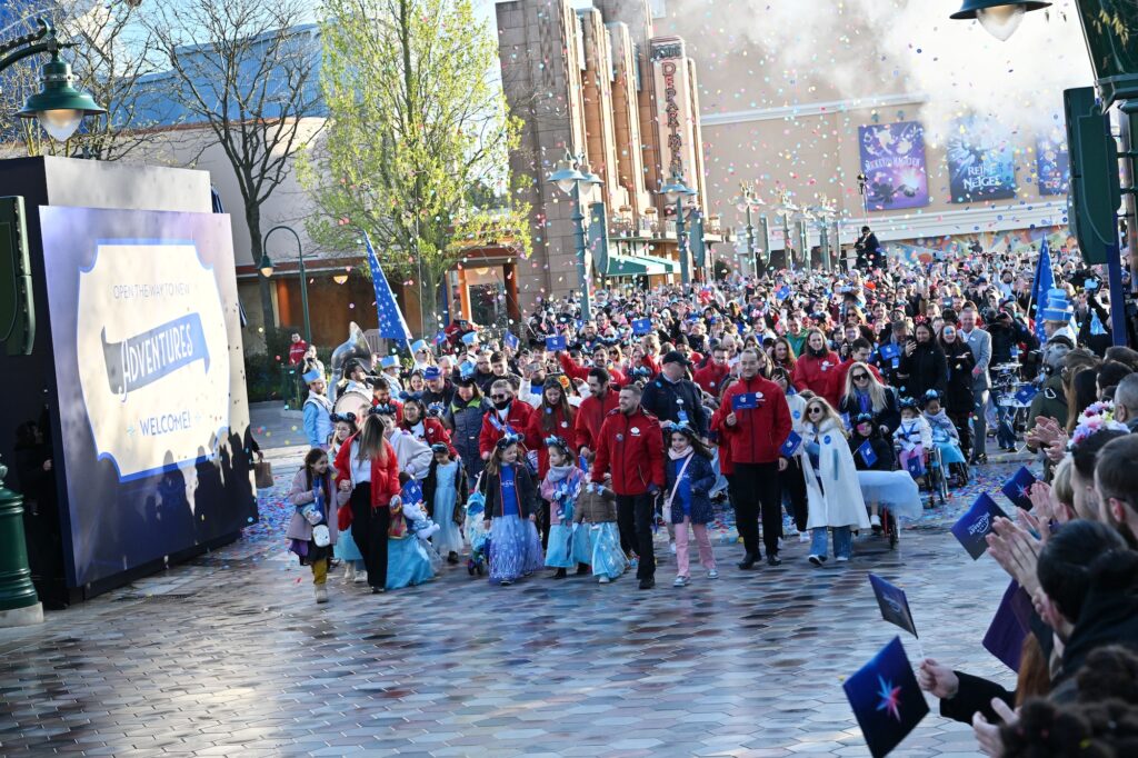 La Reine Des Neiges Ouvre À Disneyland Paris : Retour Sur L’attente Folle Pour Découvrir Le Nouveau Monde Frozen