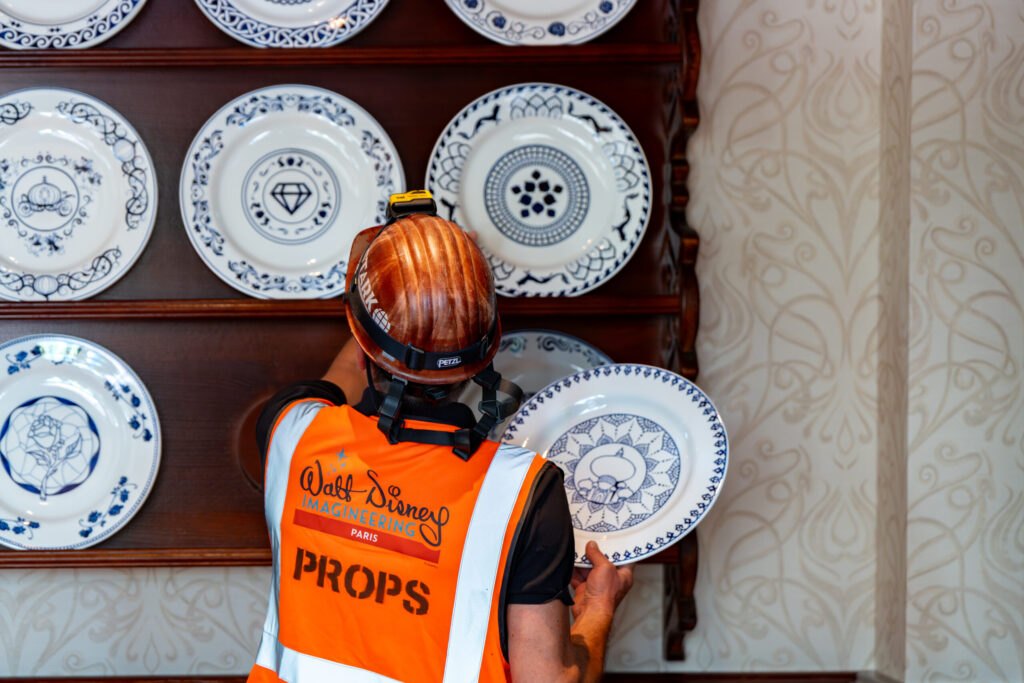 The Regal View Restaurant & Lounge : Disney S’allie À Royal Delft Pour Un Restaurant De Princesses Unique À Disneyland Paris