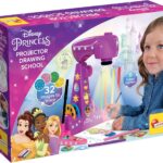 Lisciani - PRINCESSES DISNEY - École de Dessins par Projection - Pour Enfants dès 5 Ans - Apprendre à Dessiner avec un Modèle Projeté - Kit Dessins Complet avec Modèles, Papier et Crayons - Création