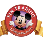 Logo de Disneyland Paris Pin Trading représentant Mickey Mouse souriant et saluant à l'intérieur d'un badge circulaire rouge avec un ruban jaune au bas, commémorant le lancement du pin trading le 6 octobre 2001.