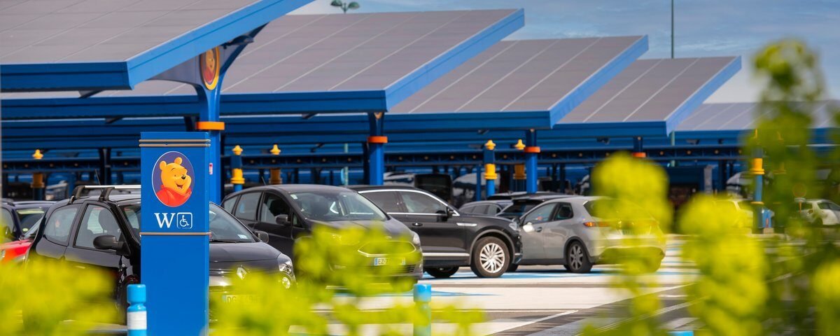 les panneaux solaires sont bien visibles ici notamment sur l alle e winnie w du parking de disneyland paris