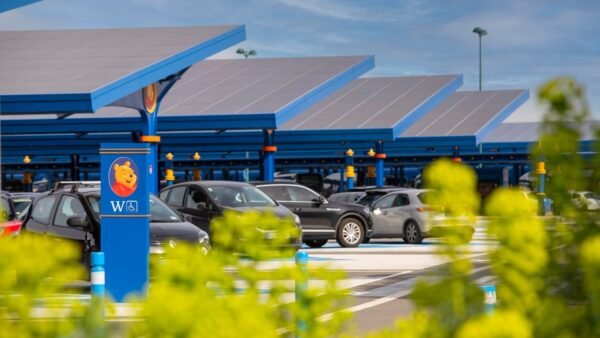 les panneaux solaires sont bien visibles ici notamment sur l alle e winnie w du parking de disneyland paris