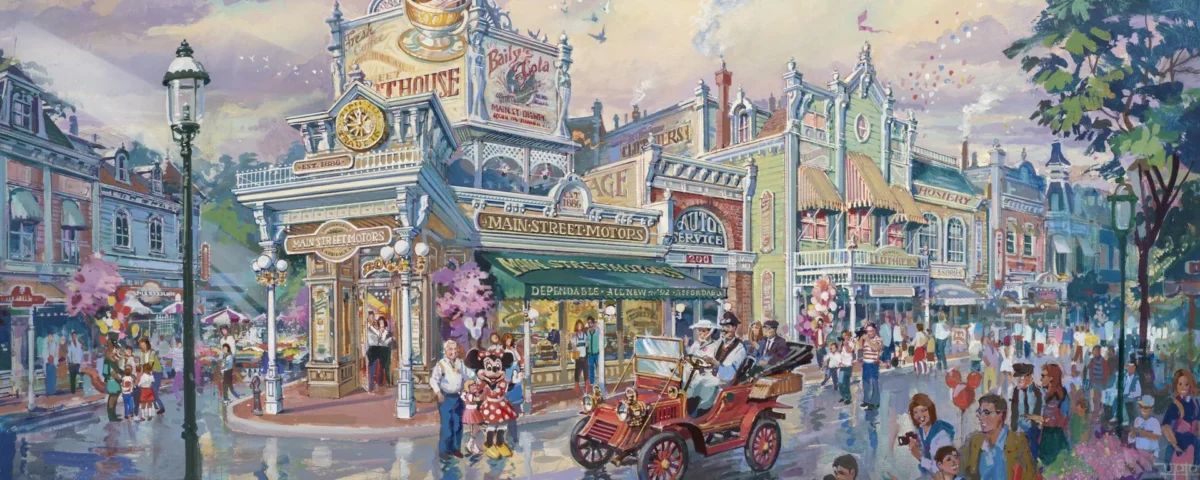 Illustration colorée d'une scène animée et vintage de Main Street U.S.A. avec des gens qui marchent, une voiture à l'ancienne et des magasins ornés - dont un glacier et une boulangerie - évoquant le charme de Disneyland Paris sous un ciel nuageux.