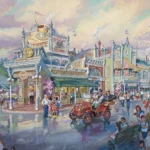 Illustration colorée d'une scène animée et vintage de Main Street U.S.A. avec des gens qui marchent, une voiture à l'ancienne et des magasins ornés - dont un glacier et une boulangerie - évoquant le charme de Disneyland Paris sous un ciel nuageux.