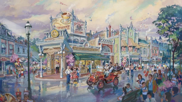 Illustration colorée d'une scène animée et vintage de Main Street U.S.A. avec des gens qui marchent, une voiture à l'ancienne et des magasins ornés - dont un glacier et une boulangerie - évoquant le charme de Disneyland Paris sous un ciel nuageux.