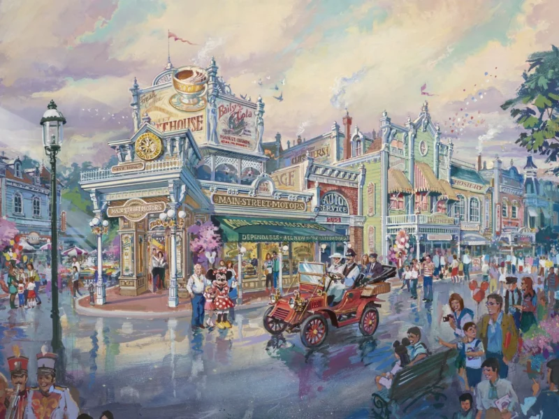 Illustration colorée d'une scène animée et vintage de Main Street U.S.A. avec des gens qui marchent, une voiture à l'ancienne et des magasins ornés - dont un glacier et une boulangerie - évoquant le charme de Disneyland Paris sous un ciel nuageux.