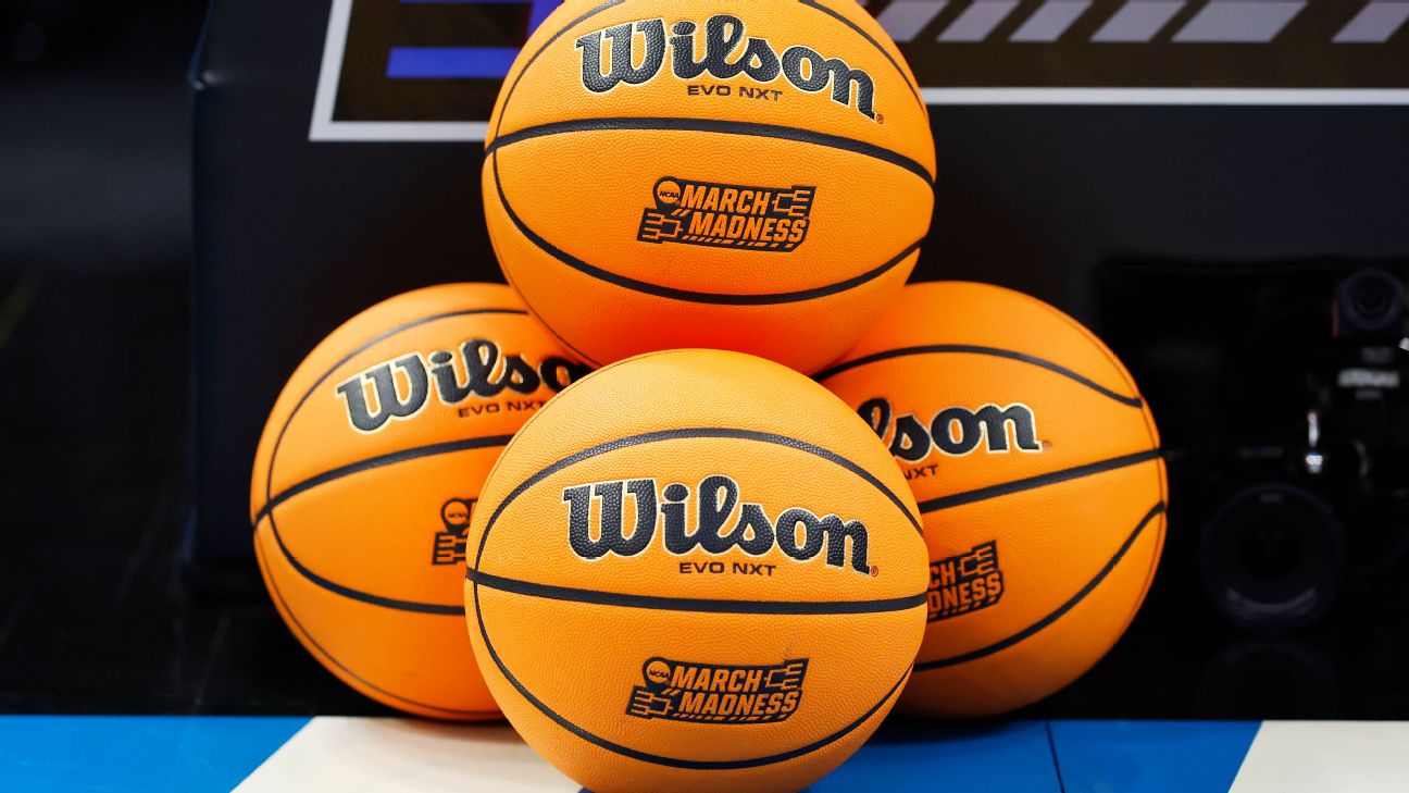 Quatre ballons de basket Wilson EVO NXT avec les logos "March Madness" sont empilés sur un terrain de basket, capturant l'excitation de NCAA 2026 et l'esprit du basket américain pendant la saison des tournois.