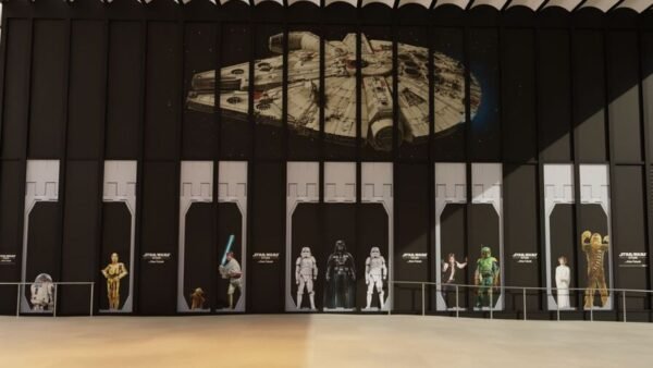 Une grande fresque du Faucon Millenium est affichée au-dessus de personnages Star Wars grandeur nature sur un mur noir dans un spacieux King Jouet Pop-up Éphémère.
