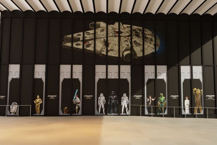 Une grande fresque du Faucon Millenium est affichée au-dessus de personnages Star Wars grandeur nature sur un mur noir dans un spacieux King Jouet Pop-up Éphémère.