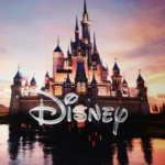Un château aux flèches bleues se reflète dans un lac au coucher du soleil, tandis que le mot "Disney" apparaît en gros caractères sur l'image, soulignant subtilement la récente restructuration de l'entreprise.